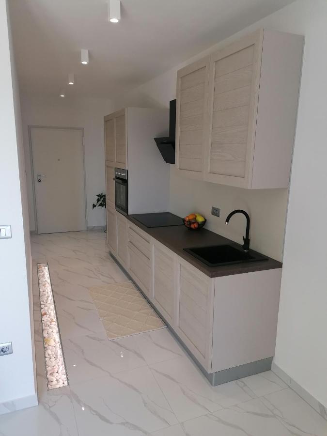Jakov Apartman *
