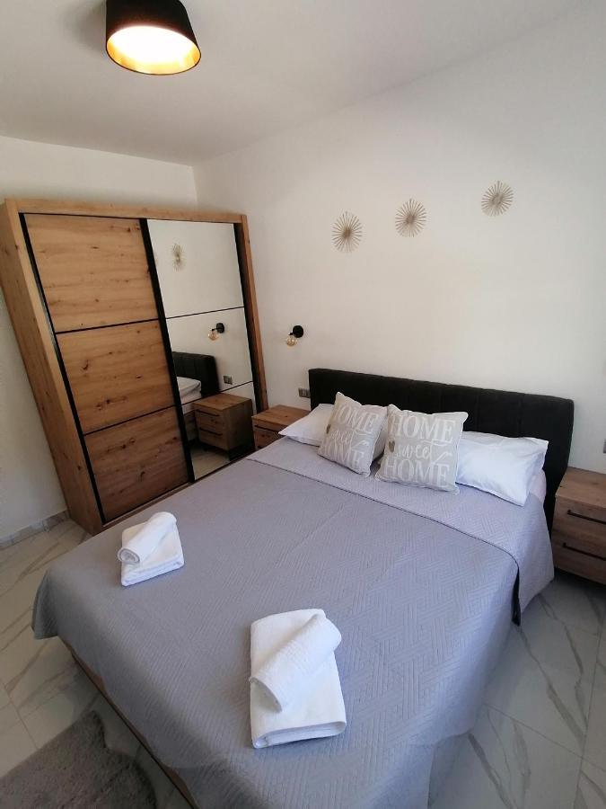 Jakov Apartman *