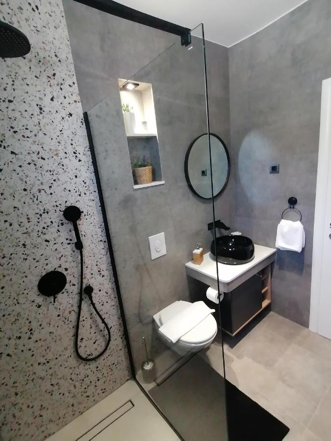Jakov Apartman *