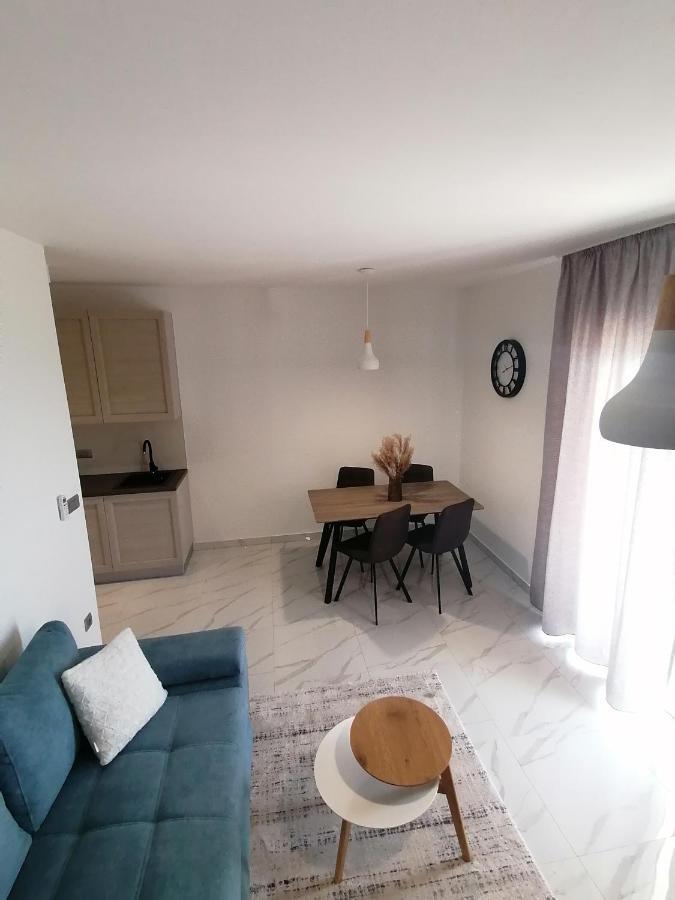 Jakov Apartman *