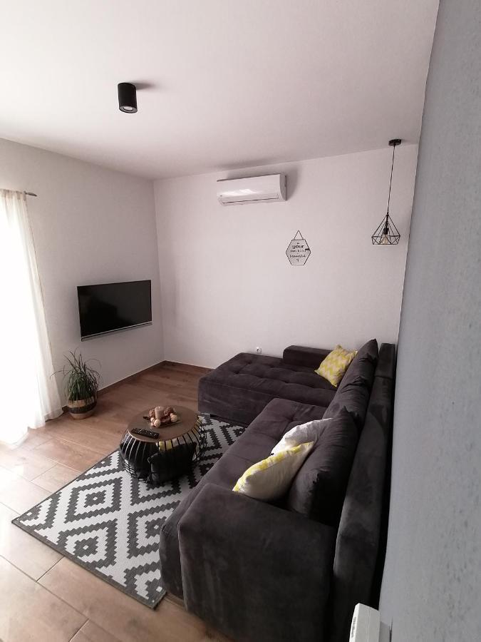 Jakov Apartman *